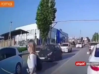 لحظه تصادف هولناک موتورسوار با دختر جوان وسط خیابان!