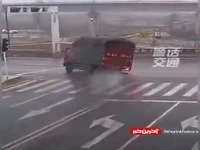 لحظه ترسناک از ترمز بریدن یک کامیون در جاده