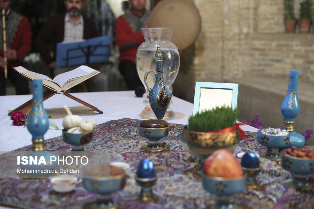 عکس/ شکسته شدن شیشه های محافظ سنگ مزار حافظ در جشن تحویل سال نو 