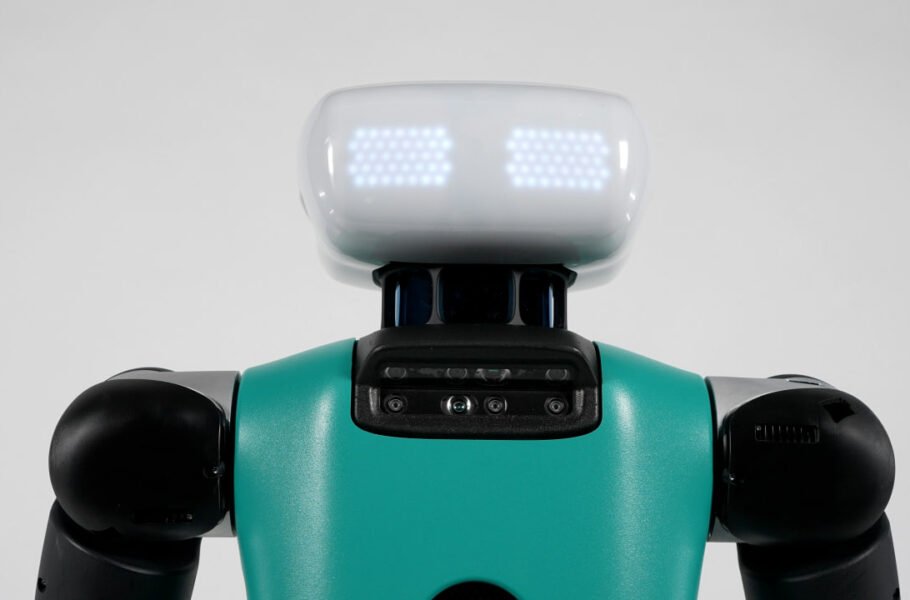 این ربات انسان‌نمای دوپا، با چشمان LED خود به شما نشان می‌دهد کجا می‌رود