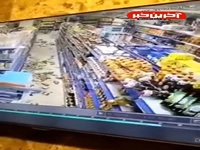 لحظه ریزش مواد خوراکی از قفسه‌های یک فروشگاه در پی زلزله ۷/۷ ریشتری پاکستان