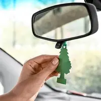 اقدام عجیب راننده برای چسباندن خوشبوکننده هوا به شیشه