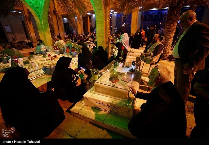 عکس/ مراسم سال تحویل در جوار مزار شهدای گمنام در کیش