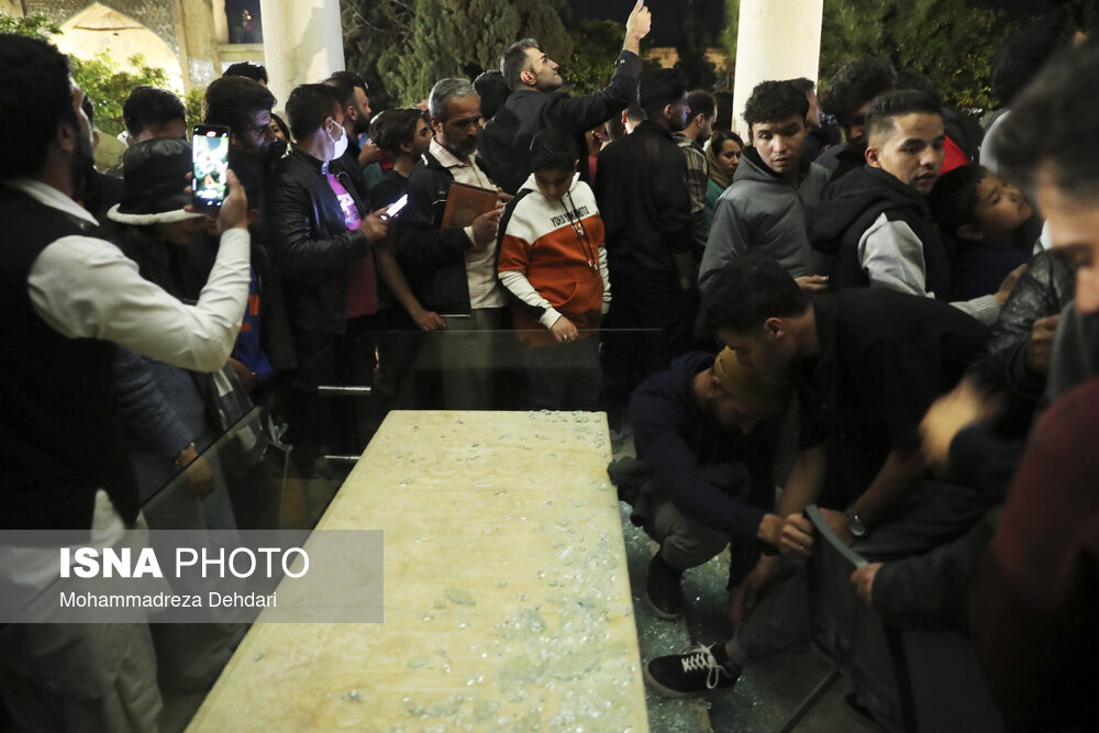عکس/ شکسته شدن شیشه های محافظ سنگ مزار حافظ در جشن تحویل سال نو 
