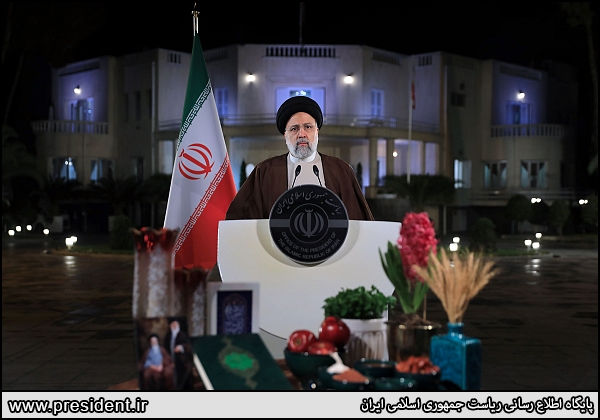 عکس/ پیام نوروزی رئیس جمهور در حیاط پاستور