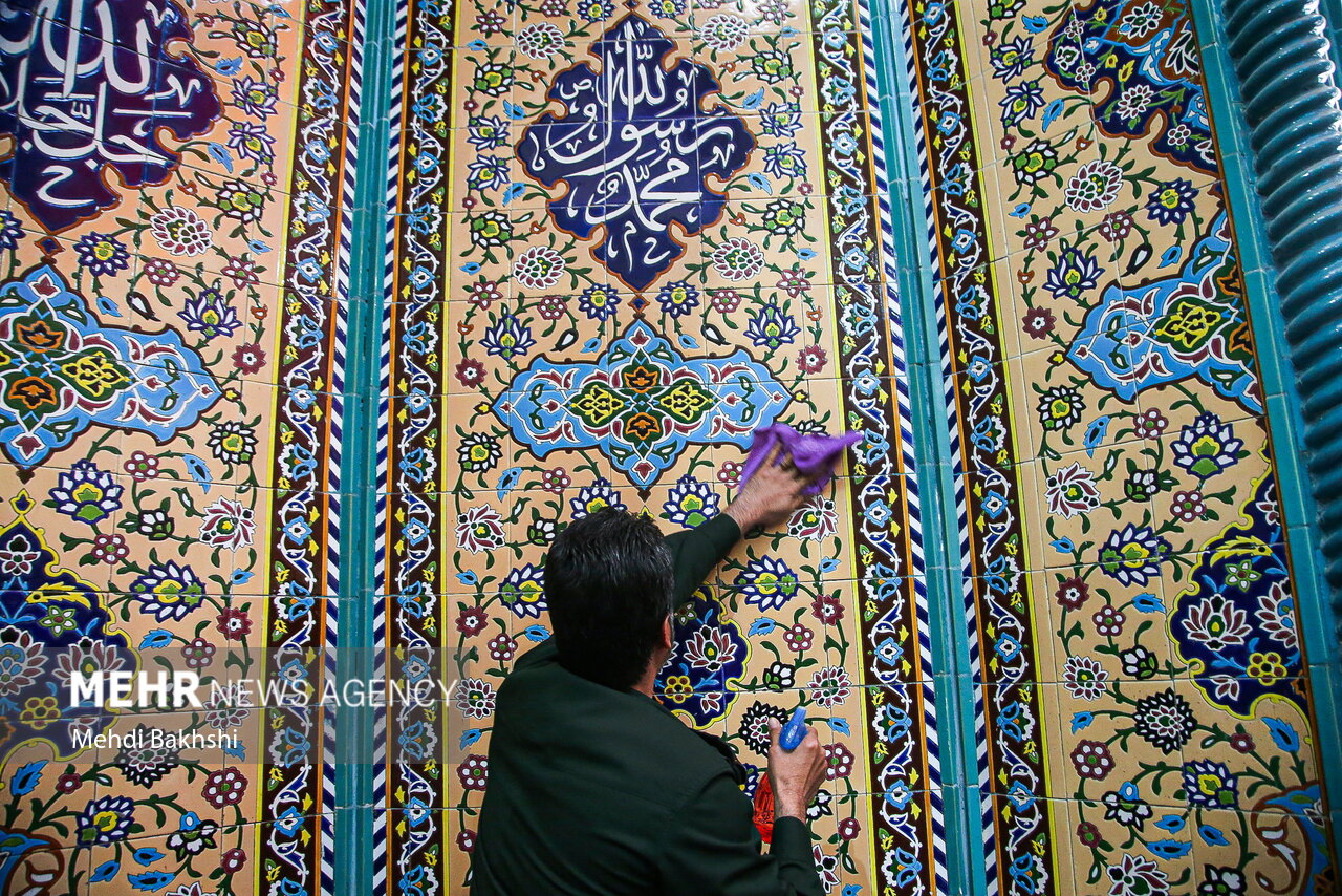 غبارروبی مساجد قم در آستانه ماه رمضان