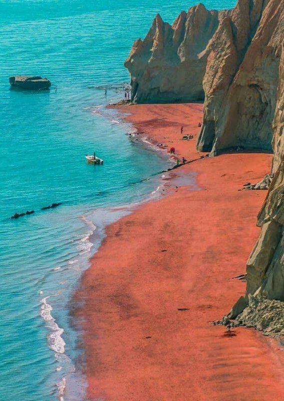 نمایی زیبا از سواحل جزیره هنگام در خلیج فارس