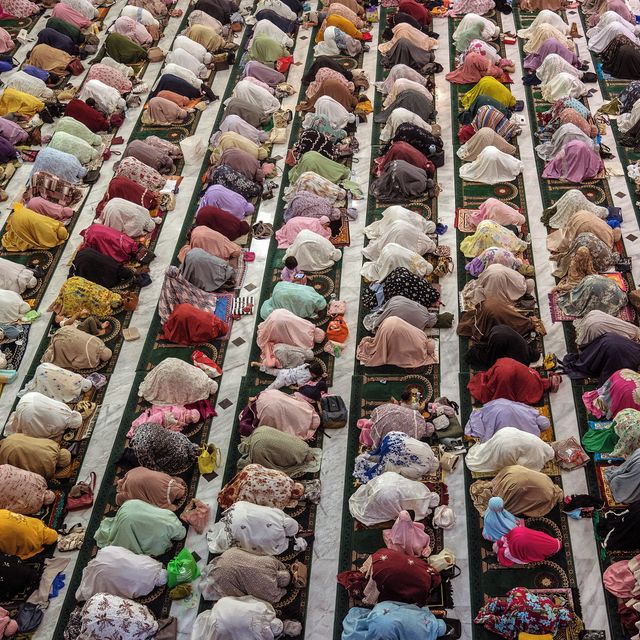 قابی از اقامه نماز مسلمانان در مسجد الاکبر «سورابایو» در اولین روز از ماه مبارک رمضان