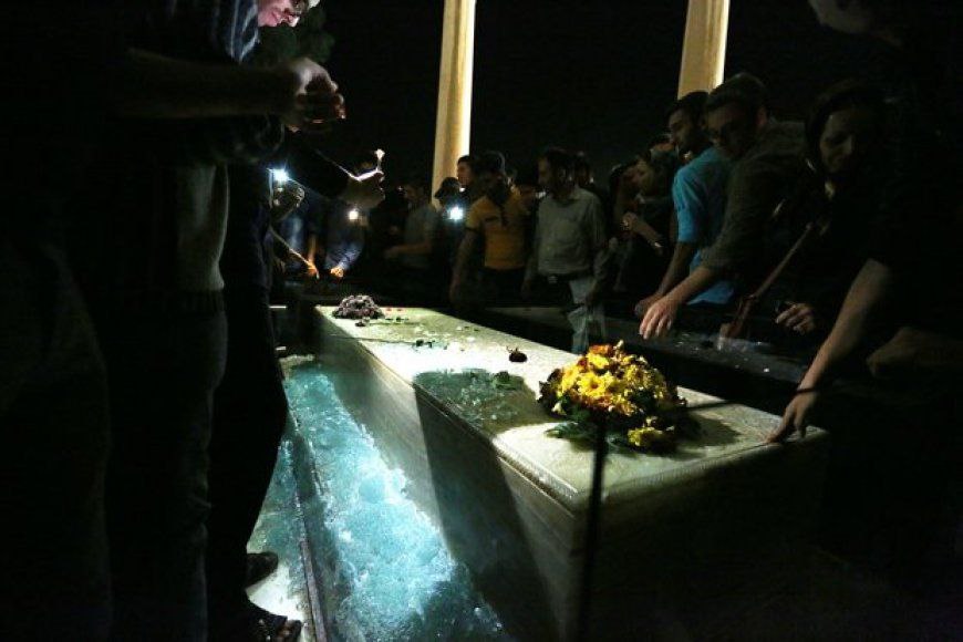 تصاویری از خرابی های ناشی از هجوم مردم به حافظیه شیراز در ساعات تحویل سال نو