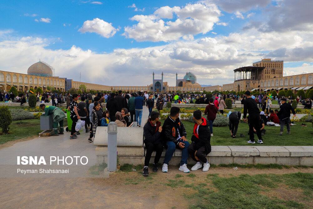 عکس/ میدان نقش جهان و میزبانی از مسافران نوروزی