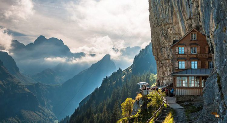 چشم انداز فوق‌العاده زیبای کوه های آلپ واقع در سوییس و ایتالیا