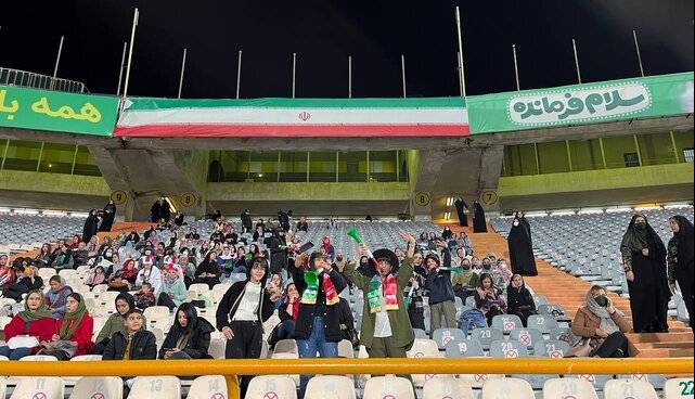 حضور تماشاگران زن ایرانی و روس در آزادی