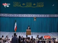 شعرخوانی یکی از حضار در محفل قرآنی در حضور رهبر انقلاب