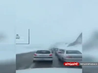 ویدیویی تحسین‌برانگیز از رانندگی قانون‌مند ایرانی‌ها در جاده برفی شمال