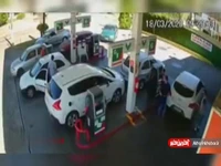وقتی کارمند پمپ بنزین مشتری اش را آتش می زند!
