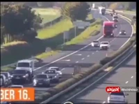 برخورد شدید یک خودرو با ماشین‌های گیر کرده در ترافیک جاده!
