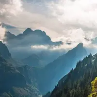 چشم انداز فوق‌العاده زیبای کوه های آلپ واقع در سوییس و ایتالیا