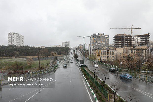 نمایی از خیابانهای بارانی و خلوت تهران در نوروز ۱۴۰۲ 