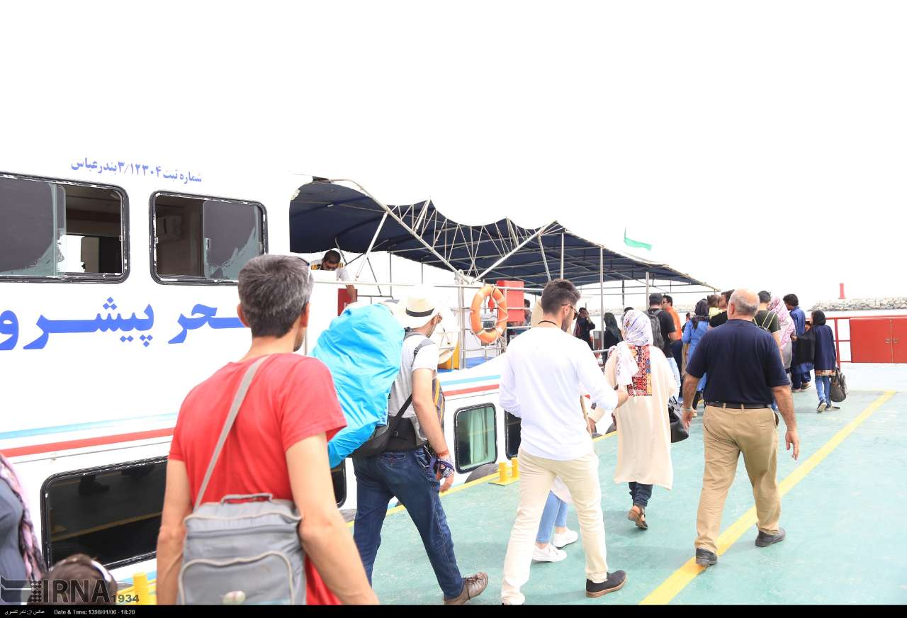 تردد دریایی از بندرعباس به قشم برقرار شد