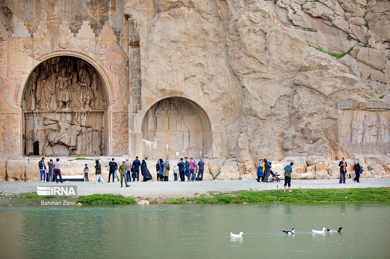 عکس/ گردشگران نوروزی در تاق بستان