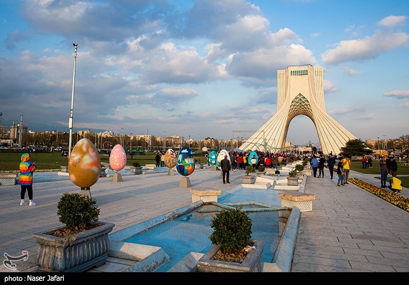 مسافران نوروزی در پایتخت؛ میدان آزادی