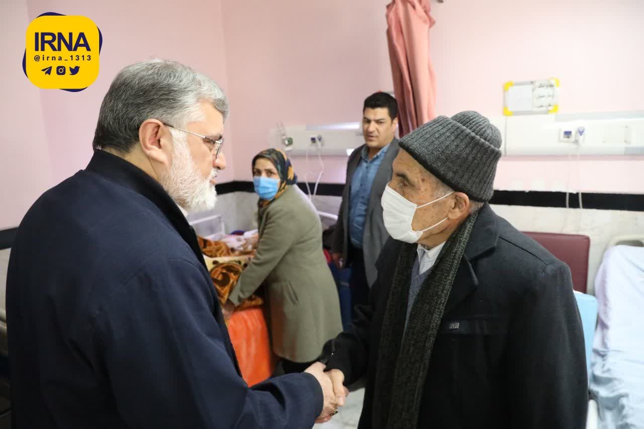 عکس/ عیادت استاندار آذربایجان‌ غربی از مصدومان زلزله سلماس