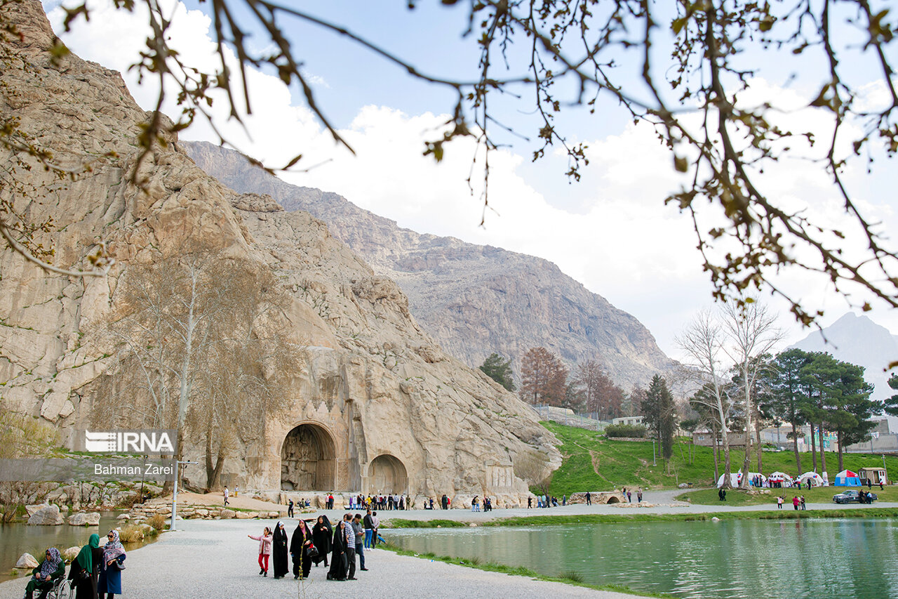 عکس/ گردشگران نوروزی در تاق بستان