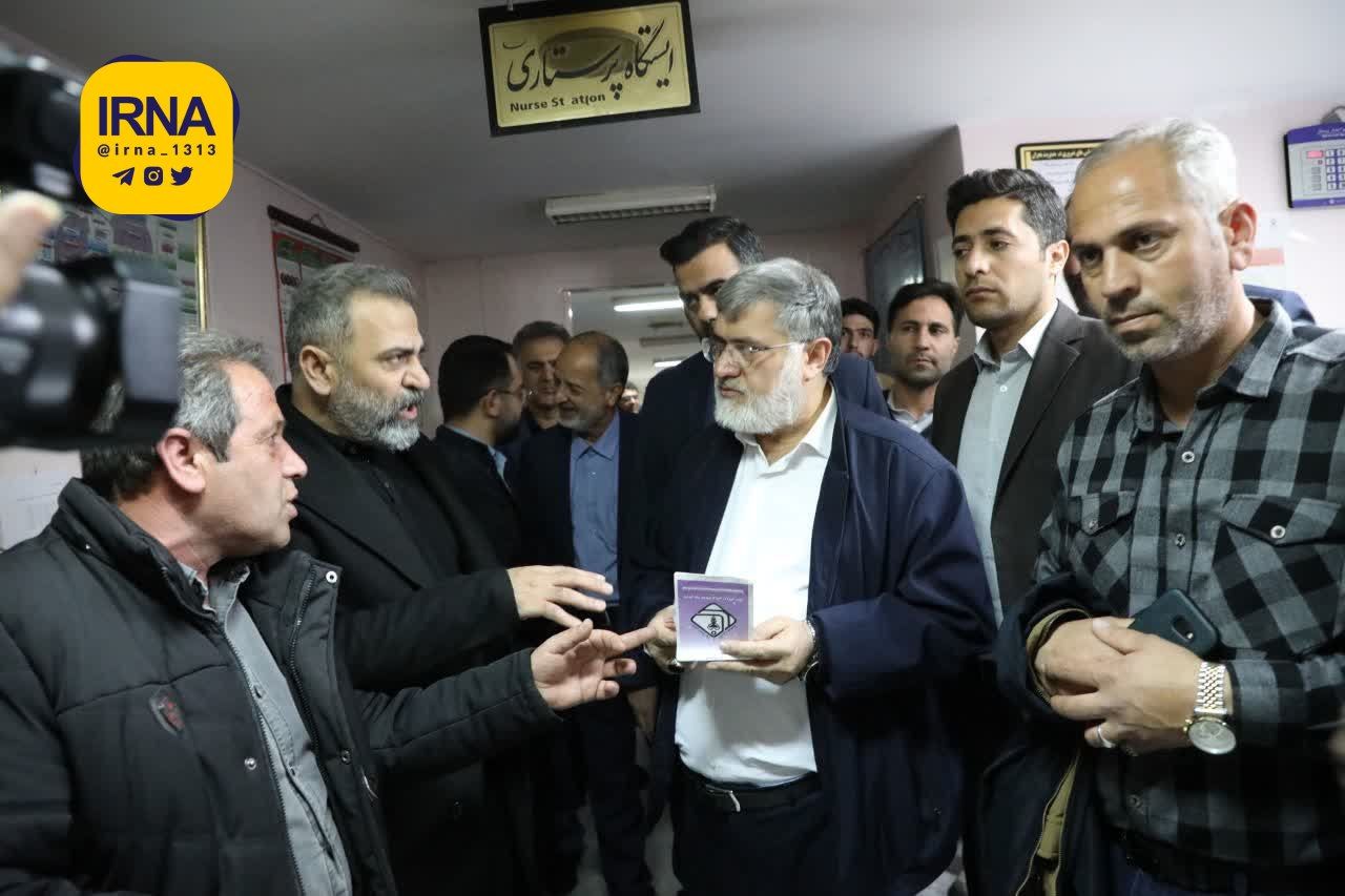 عکس/ عیادت استاندار آذربایجان‌ غربی از مصدومان زلزله سلماس