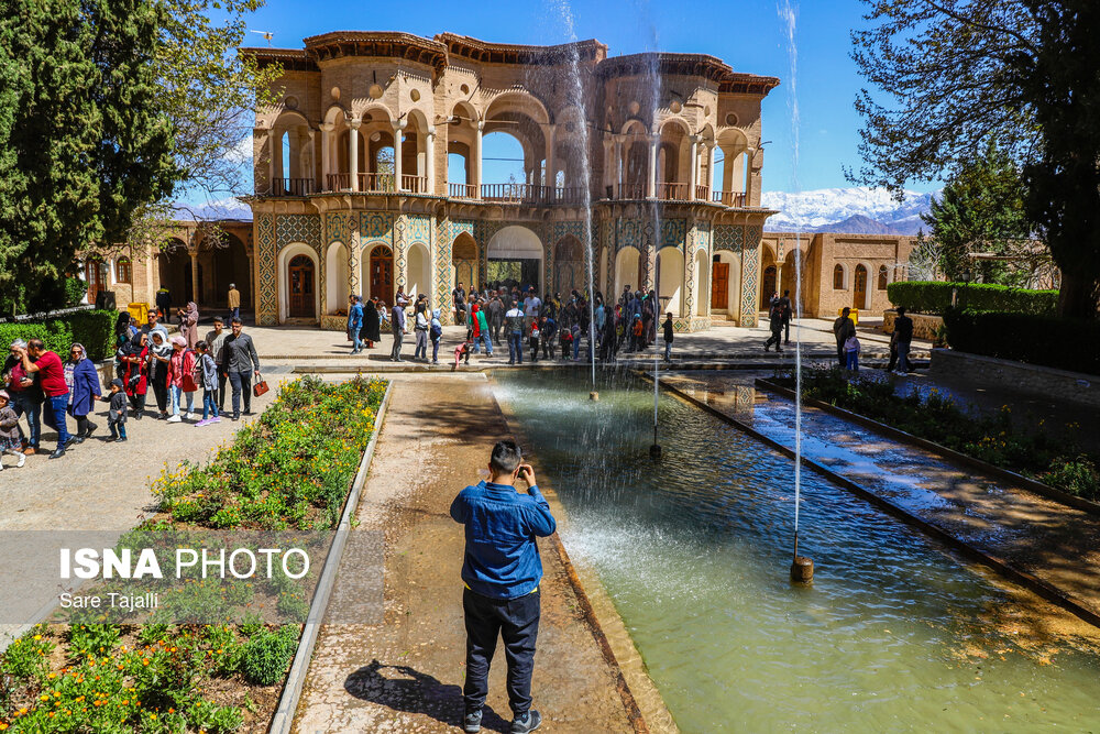 مسافران نوروزی در باغ شاهزاده ماهان کرمان