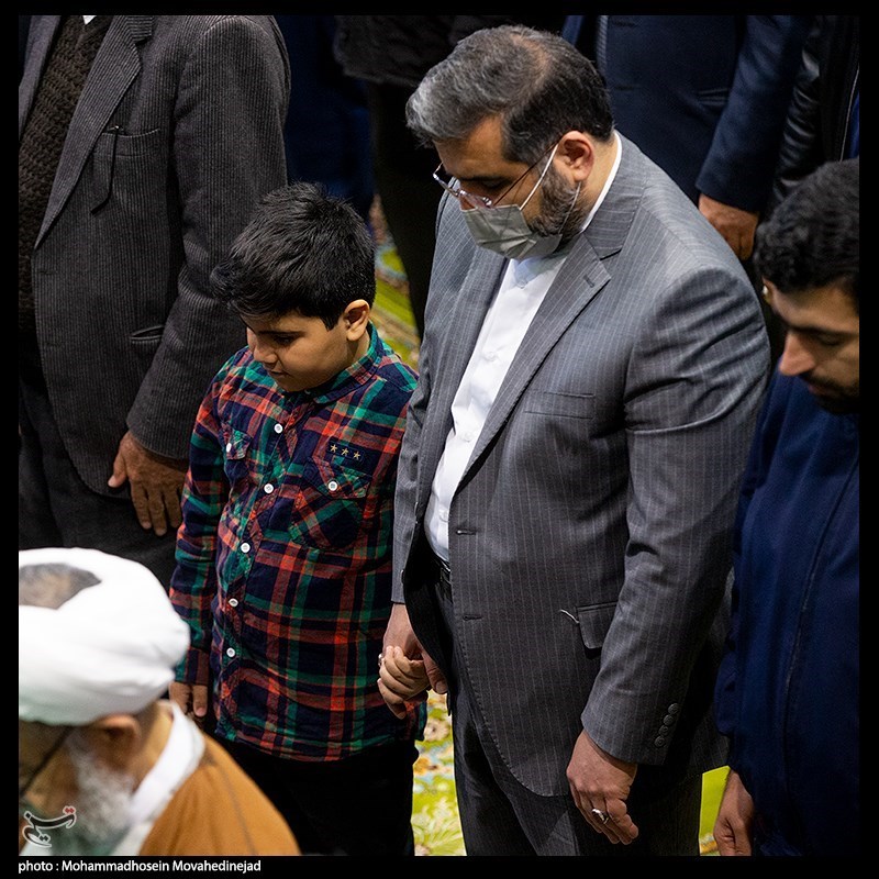 عکس/ وزیر فرهنگ به همراه فرزندش در نخستین نماز جمعه سال ۱۴۰۲
