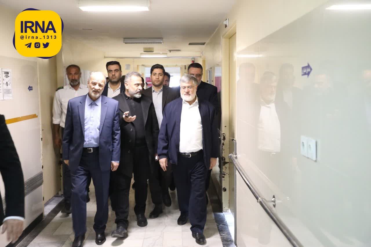 عکس/ عیادت استاندار آذربایجان‌ غربی از مصدومان زلزله سلماس