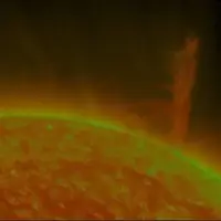 تصویر تلسکوپ ناسا از یک گردباد خورشیدی به بلندی ۱۴ زمین