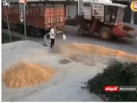 لحظه نجات کودک از له شدن زیر بیل مکانیکی!
