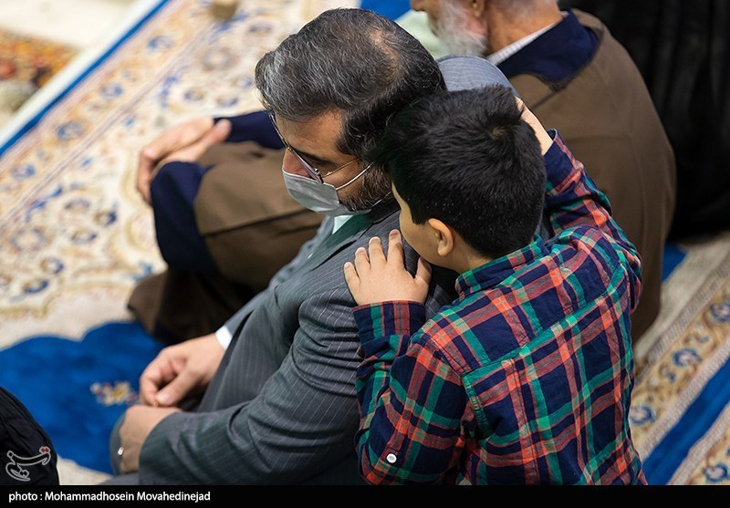 عکس/ وزیر فرهنگ به همراه فرزندش در نخستین نماز جمعه سال ۱۴۰۲