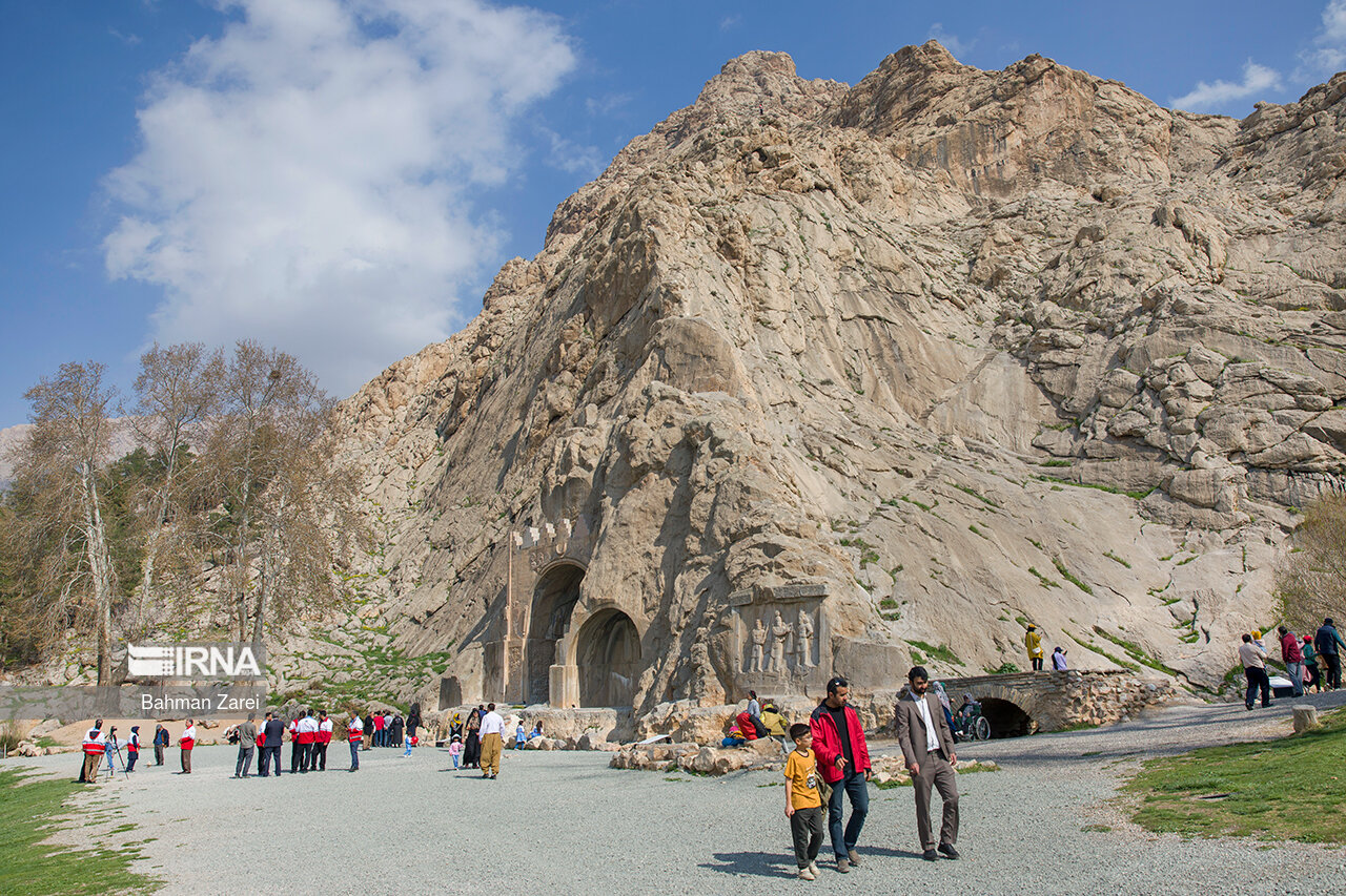 عکس/ گردشگران نوروزی در تاق بستان