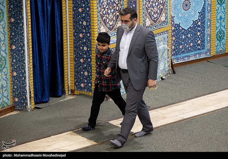 عکس/ وزیر فرهنگ به همراه فرزندش در نخستین نماز جمعه سال ۱۴۰۲
