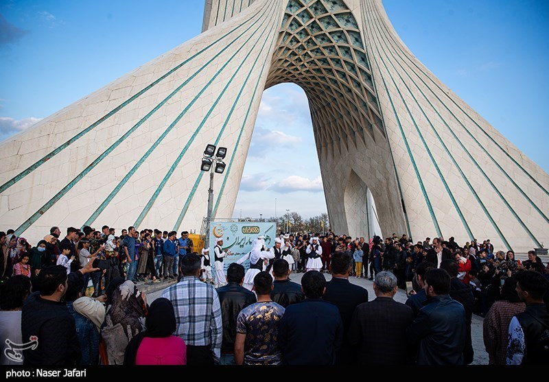 مسافران نوروزی در پایتخت؛ میدان آزادی