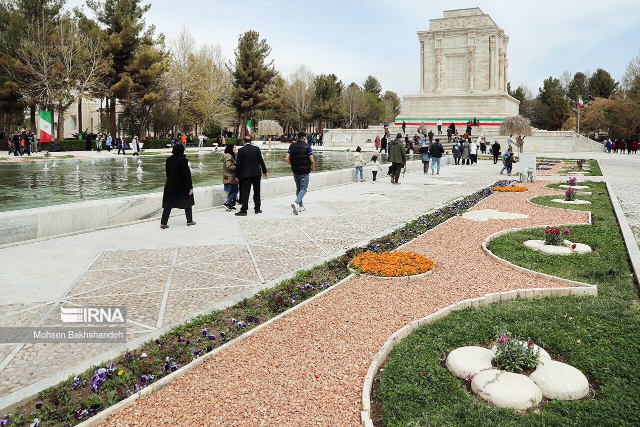 عکس/ گردشگران نوروزی در آرامگاه فردوسی