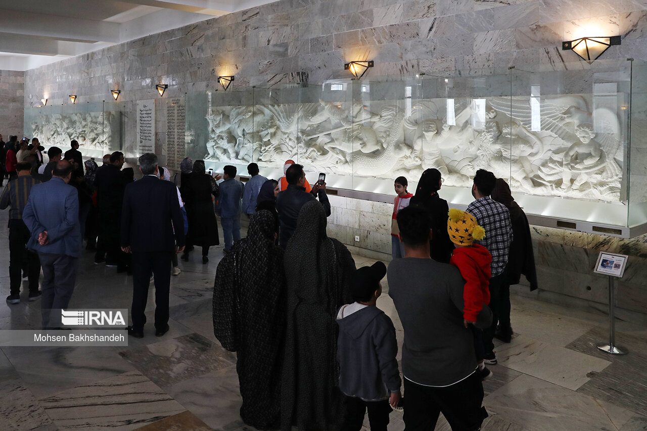 عکس/ گردشگران نوروزی در آرامگاه فردوسی
