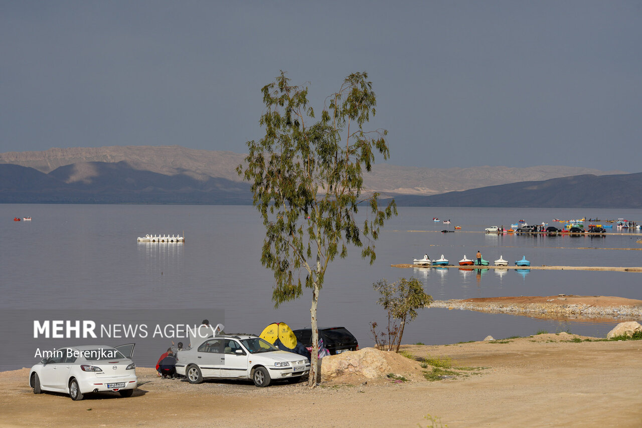 عکس/ گردشگران نوروزی در دریاچه مهارلو فارس