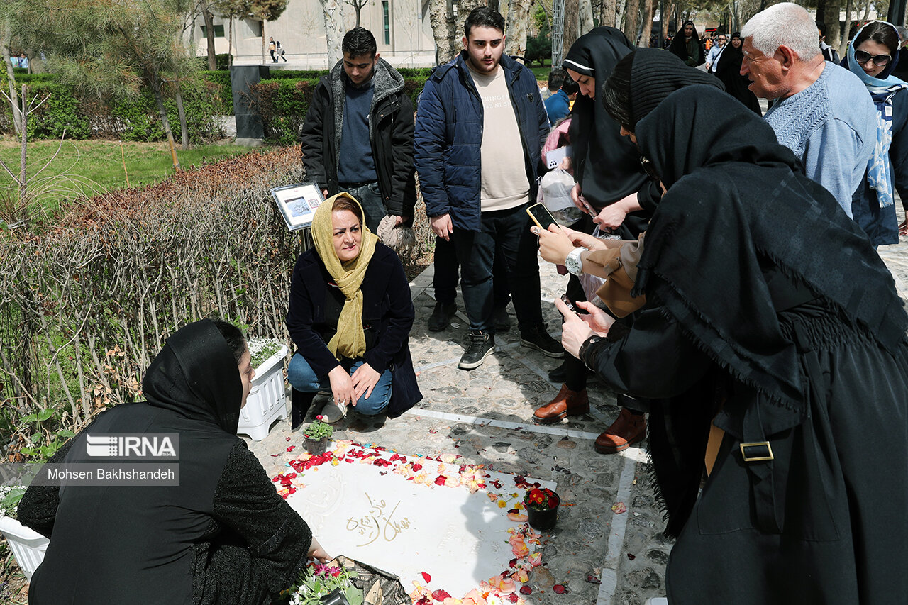 عکس/ گردشگران نوروزی در آرامگاه فردوسی