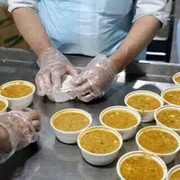 نمازگزاران حرم حضرت معصومه(س)، مهمان سفره افطاری بانوی کرامت
