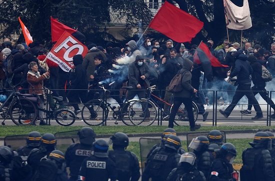 تکاپوی اتحادیه های کارگری فرانسه برای شکستن شاخ مکرون