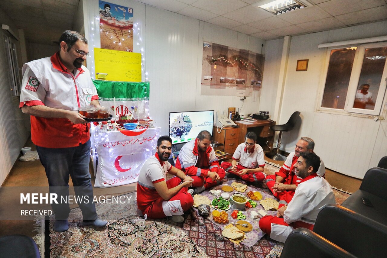 عکس/ سفره افطار امدادگران