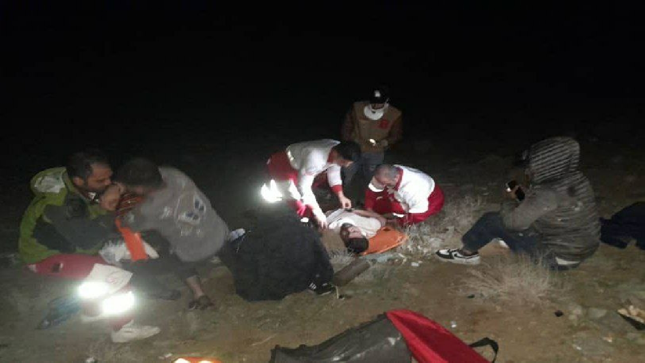 سقوط خودرو به دره در محور قزوین-الموت غربی