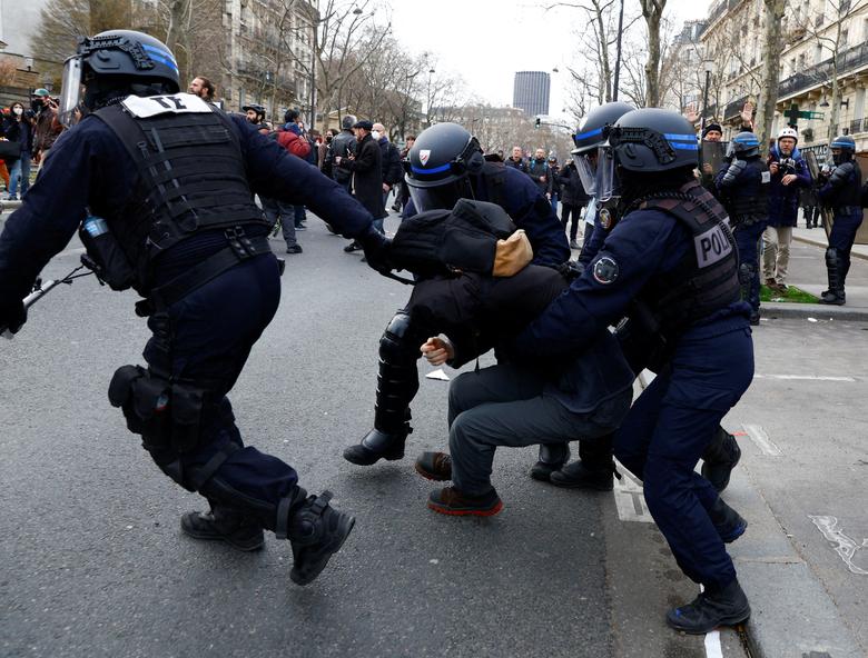 عکس/ خشونت پلیس فرانسه و جنگ شهری در پاریس