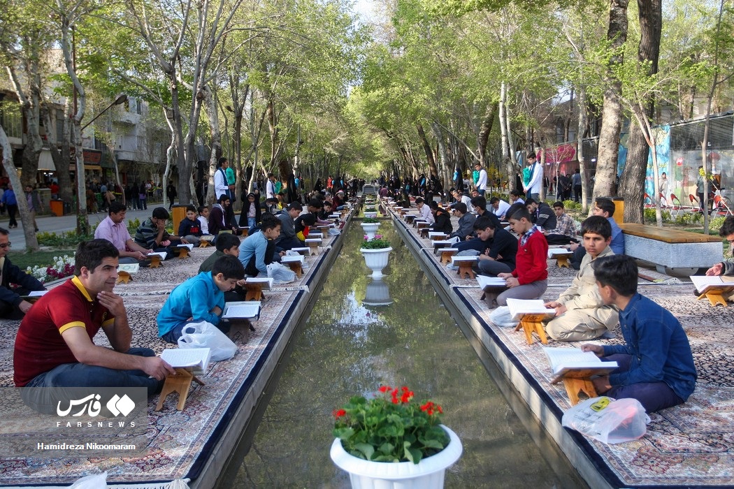 عکس/ جزءخوانی قرآن کریم در گذر فرهنگی چهارباغ اصفهان