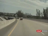 ویدئویی از برخورد شدید یک کامیون با پل هوایی؛ بخشی از پل فرو ریخت