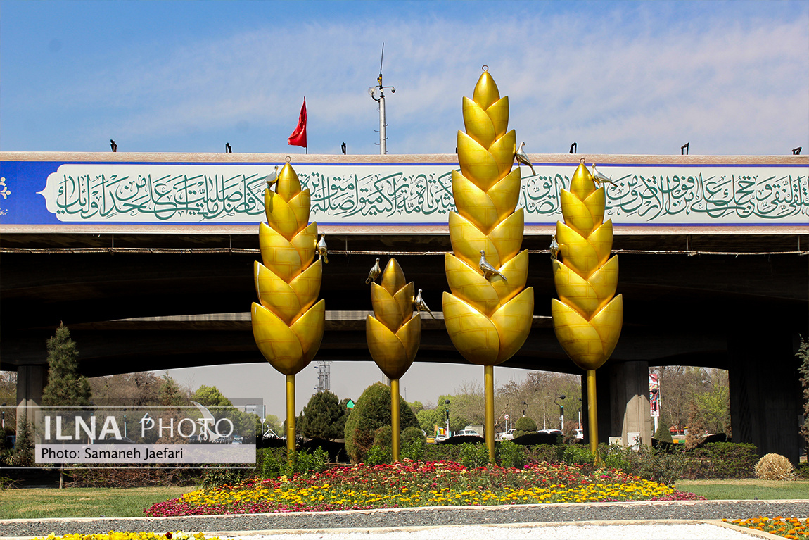 عکس/ جلوه گری المان های نوروزی در مشهد