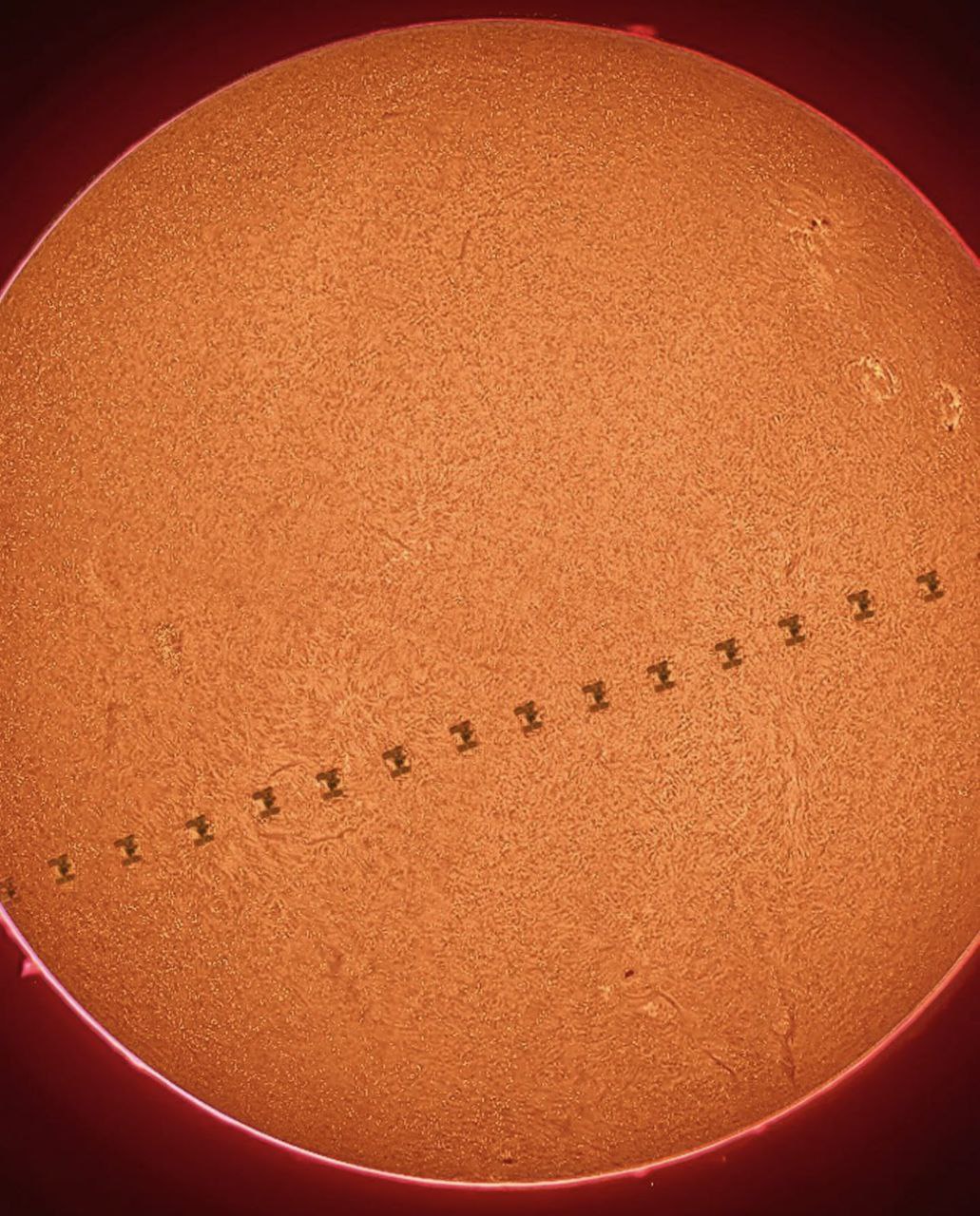 قابی از گذر ایستگاه فضایی از مقابل خورشید